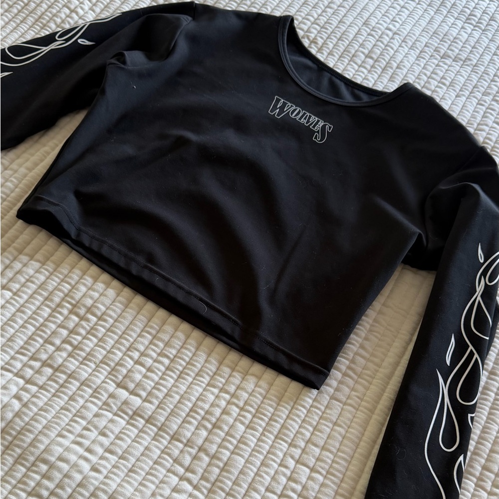 Black Cropped Long Sleeve Athletic Top w/ Graphic Sleeves – Size Small